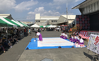 県立駿河総合高校和書道部の演舞