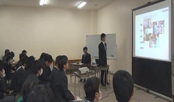 特別支援学校で仕事の説明をする従業員