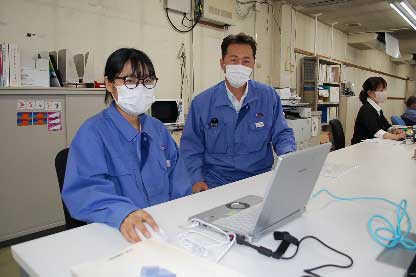 アルバイト学生への指導の様子